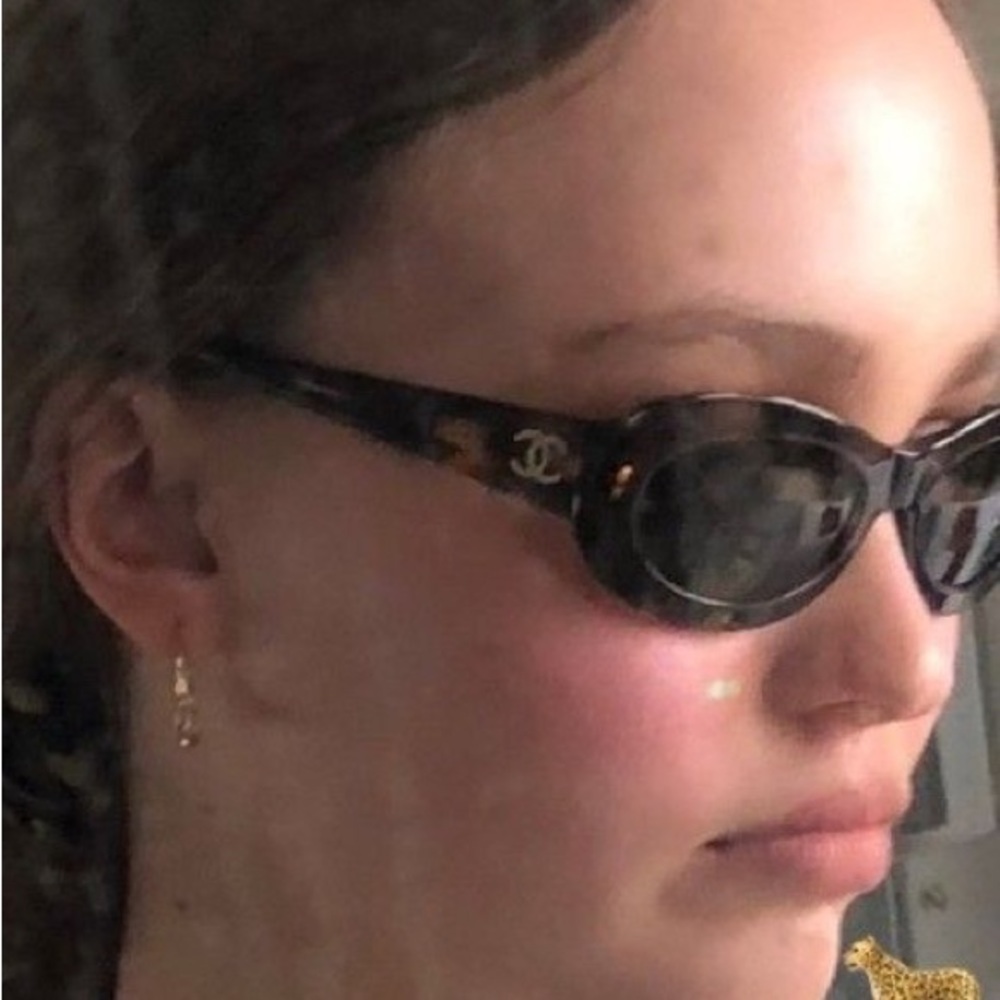ISO these CHANEL OVAL 90s SUNGLASSES
